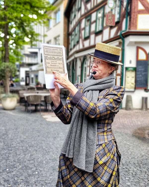 Foto Kost&uuml;mf&uuml;hrung Frau Kommerzienrat