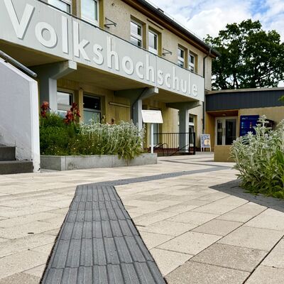 Ein neues Bodenleitsystem und ein neu gepflasterter Behindertenstellplatz sorgen f�r mehr Barrierefreiheit auf dem Gel�nde.