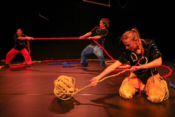 Szene aus dem Tanzst�ck "Feuerwerkskorper" im Stadttheater