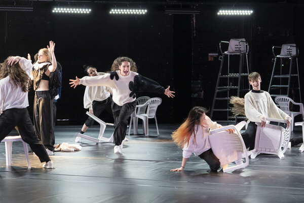 Szene aus dem Tanztheaterst�ck piece#0 im Stadttheater Gie�en