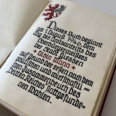 Die erste Seite im Goldenen Buch
