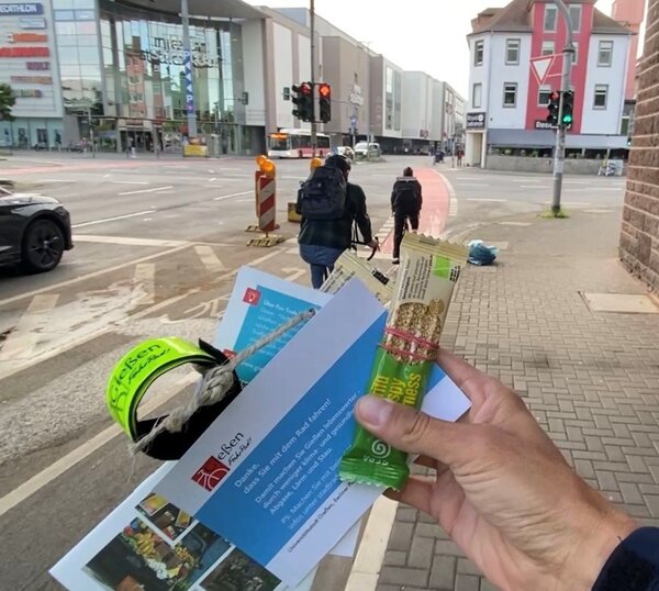 Dankesch&ouml;n-P&auml;ckchen mit Radfahrenden von der Rodheimer Stra&szlig;e Richtung Innenstadt im Hintergrund