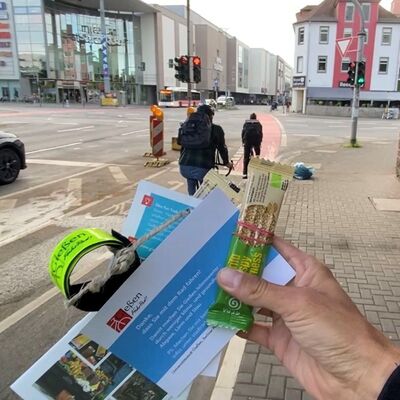 Dankesch&ouml;n-P&auml;ckchen mit Radfahrenden von der Rodheimer Stra&szlig;e Richtung Innenstadt im Hintergrund