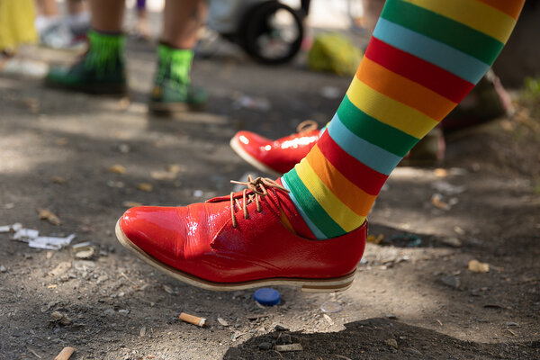 F��e einer Person mit Regenbogen-Socken und roten Schuhen