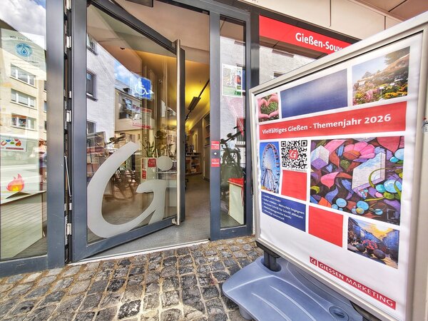 Einer der beiden Eing&auml;nge zur Tourist-Information Gie&szlig;en in der Schulstra&szlig;e ist barrierefrei gestaltet