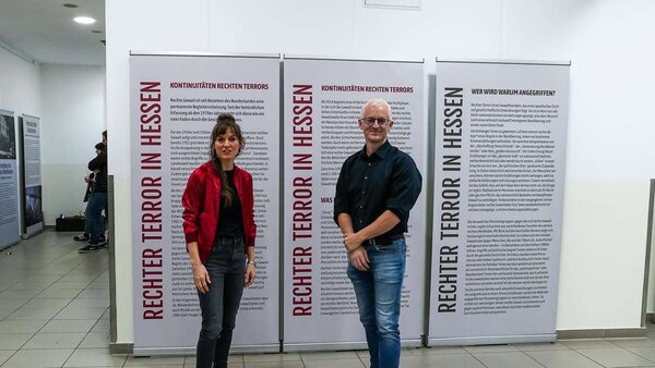 Foto der Ausstellung Rechter Terror in Hessen mit Yvonne Weyrauch und Sascha Schmidt