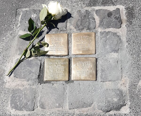 Stolpersteiner Wilhemstra&szlig;e 12 nach Erg&auml;nzung Hermann Schmidt