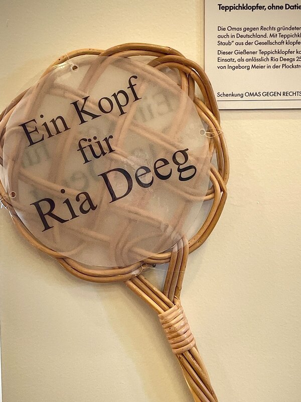 Teppichklopfer "Ein Kopf f�r Ria Deeg"