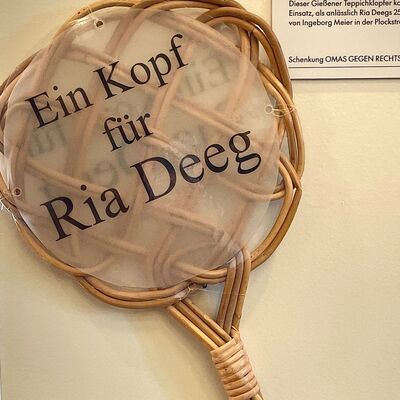 Teppichklopfer "Ein Kopf f&uuml;r Ria Deeg"