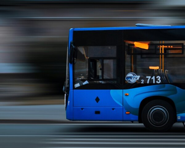 Fahrender blauer Bus