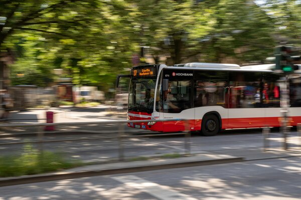 Symbolbild Bus im Sommer