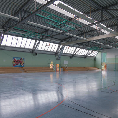 Sporthalle Br&uuml;der-Grimm-Schule Blick auf Trib&uuml;ne_2020