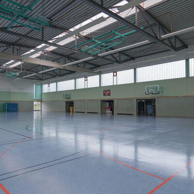 Sporthalle Br&uuml;der-Grimm-Schule Innenansicht diagonale &Uuml;bersicht_2020