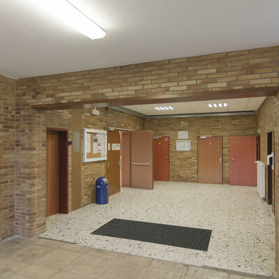 Sporthalle L&uuml;tzellinden &Uuml;bersicht Foyer Eingang_2020