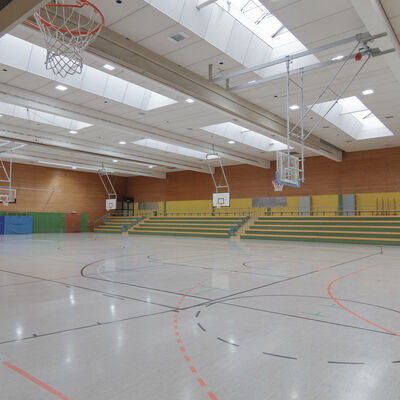 Sporthalle Wieseck Innenansicht diagonale &Uuml;bersicht_2020