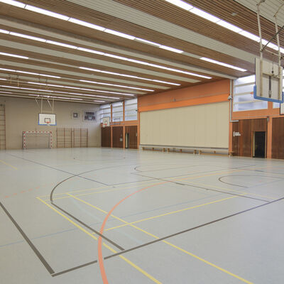 Turnhalle B Herderschule Blick auf B&uuml;hne_2020