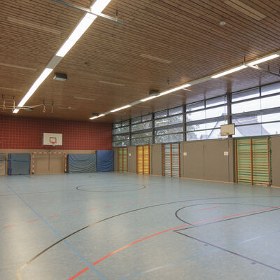 Turnhalle Br&uuml;der-Grimm-Schule Innenansicht diagonale &Uuml;bersicht_2020