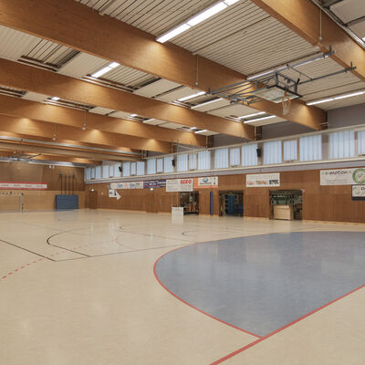 Sporthalle L&uuml;tzellinden Innenansicht diagonale &Uuml;bersicht