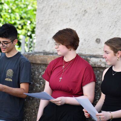 Sch�lerinnen und Sch�ler der Sophie-Scholl-Schule bei einer Stolpersteinverlegung 2026