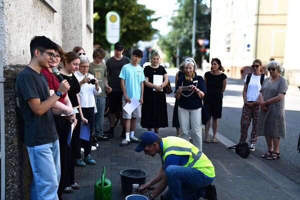 Sch&uuml;lerinnen und Sch&uuml;ler der Sophie-Scholl-Schule bei einer Stolpersteinverlegung 2026 3