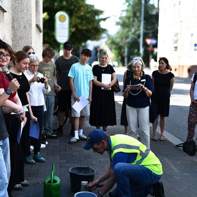 Sch�lerinnen und Sch�ler der Sophie-Scholl-Schule bei einer Stolpersteinverlegung 2026 3