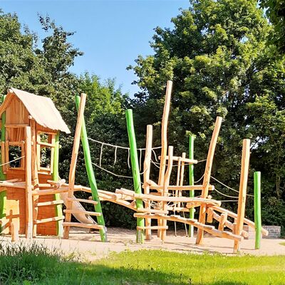 Die neue gro�e Spielkombination auf dem Spielplatz Achstattring bietet Kindern zwischen sechs und zw�lf Jahren vielseitige Spielm�glichkeiten.