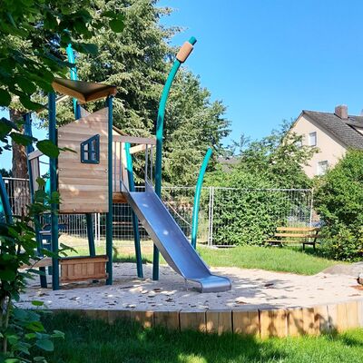 In und auf der �Grash�tte� auf dem Spielplatz Kirchweg k�nnen sich Kinder aller Altersgruppen austoben