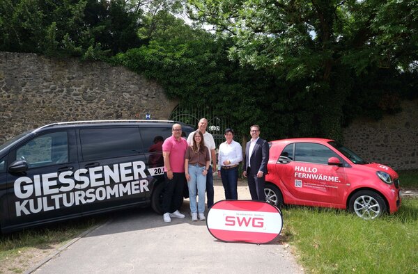 Von links: Dennis Bahl (Gesch�ftsf�hrer des Konzertb�ros Bahl), Mara Urich (Gesch�ftsf�hrerin Der Gastropate), Markus Urich (Gesch�ftsf�hrer des Konzertb�ros Bahl und Der Gastropate), Stephanie Orlik aus dem SWG-Marketing und Ulli Boos (SWG-Unternehmenssprecher) freuen sich auf 13 au�ergew�hnliche Konzertabende auf dem Schiffenberg.