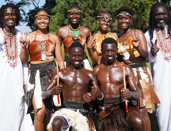 K�nstler der Sosolya Undugu Dance Academy 