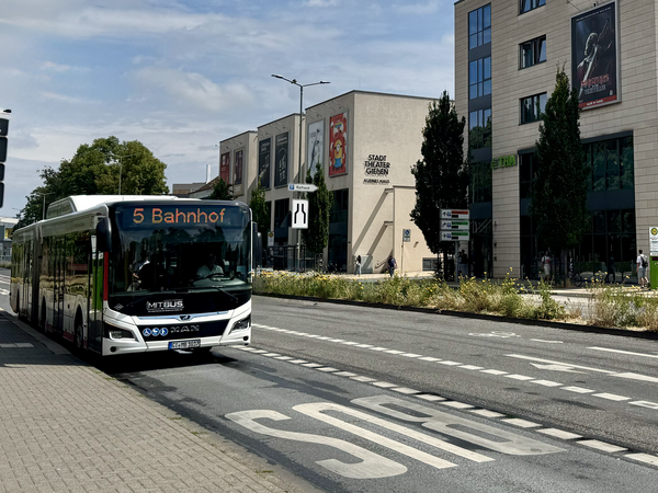 Bus an der Haltestelle Beh&ouml;rdenzentrum
