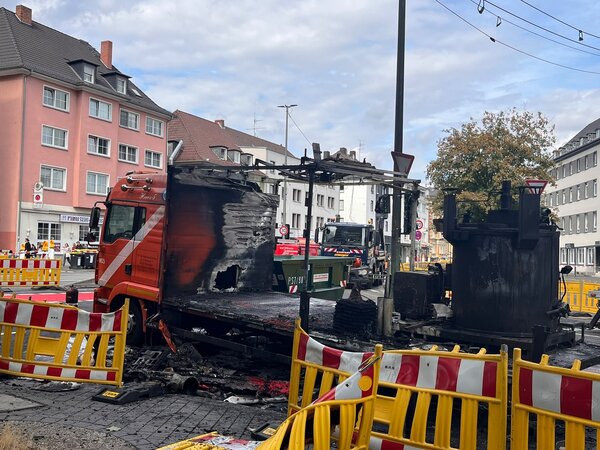 Der am 22.06.2026 in Brand geratene LKW am Ludwigsplatz