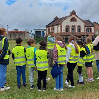 Dipl.-Biologin Monika Sch�tz f�hrt die Kinder in 90 Minuten �ber das Kl�rwerksgel�nde und beantwortet alle Fragen rund um die Abwasserreinigung