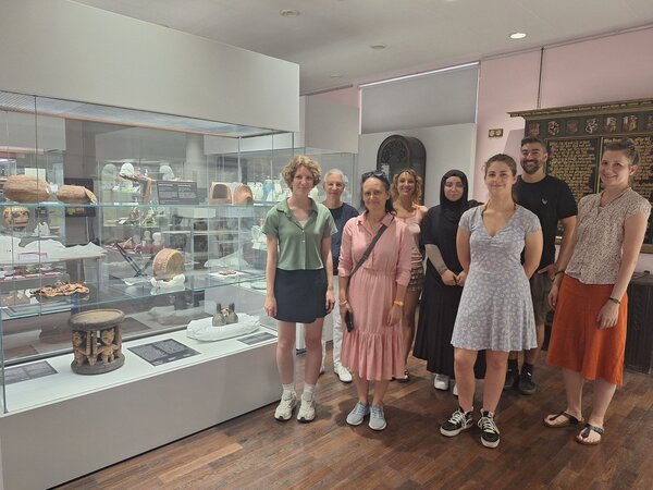 Die Vitrine mit den ethnographischen Objekten ist fertig eingerichtet