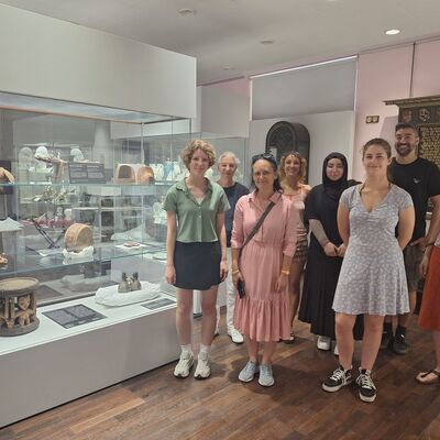 Die Vitrine mit den ethnographischen Objekten ist fertig eingerichtet