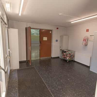 Turnhalle C Herderschule Eingang Innenansicht 2026