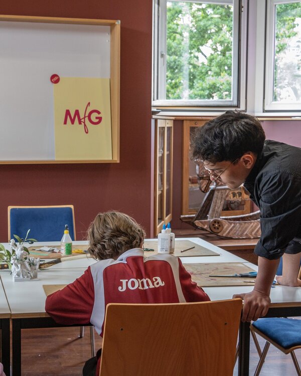 Kids Day Foto eines Kindes von hinten