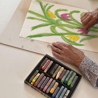 Fotografie des Kurses Kunstkr&auml;nzchen, die zwei malende H&auml;nde zeigt.