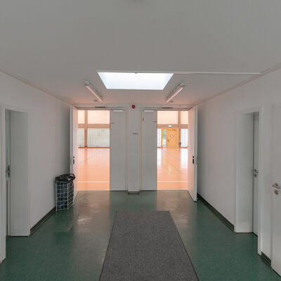 Turnhalle Grundschule Gie&szlig;en-West Flur 2026