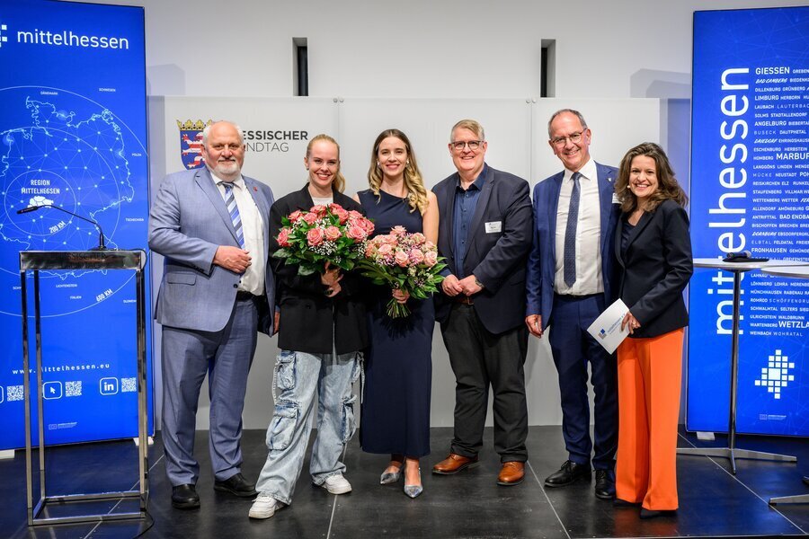 Die neuen Mittelhessen-Botschafterinnen Valentina Busik und Clara L�sel freuen sich �ber ihre Auszeichnung 