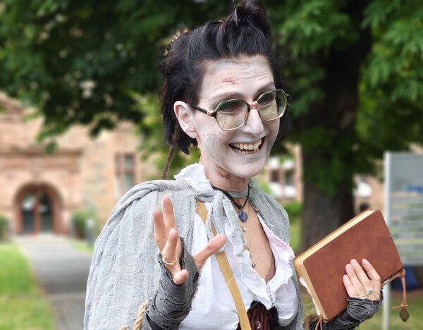 G�stef�hrerin Susanne Fey in der Rolle des Geistes der R�ubertochter "Cron"