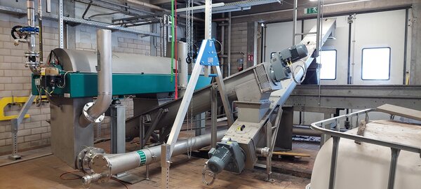 Neue Zentrifuge f&uuml;r die Kl&auml;rschlammentw&auml;sserung