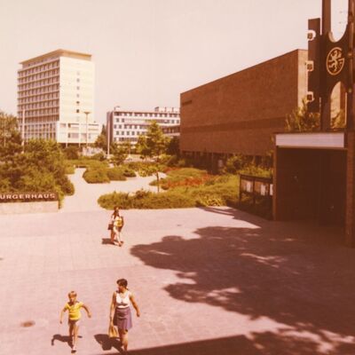 Historische Ansicht der Kongresshalle in der S�danlage - im Hintergrund das Beh�rdenzentrum am Berliner Platz