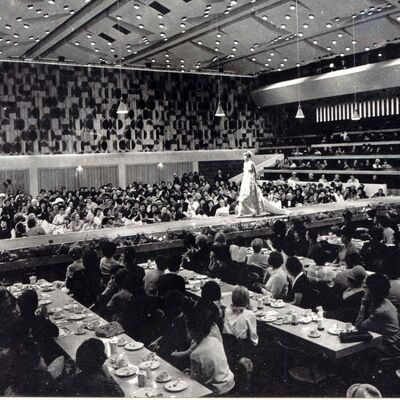 Modenschau im gro&szlig;en Saal der Kongresshalle - vermutlich Ende der 60er Jahre