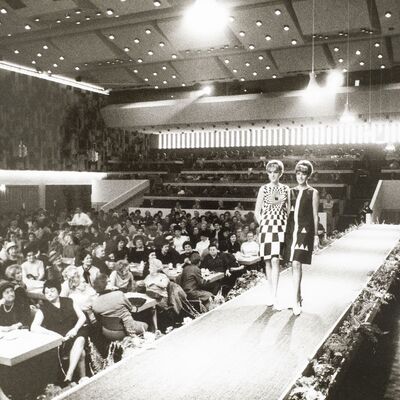 Modenschau im gro�en Saal der Kongresshalle - vermutlich Ende der 60er Jahre