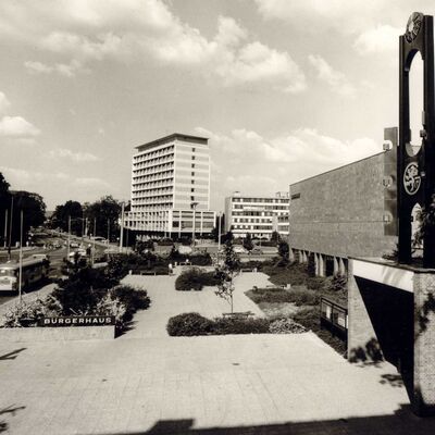 Historische Ansicht der Kongresshalle in der S�danlage - im Hintergrund das Beh�rdenzentrum am Berliner Platz