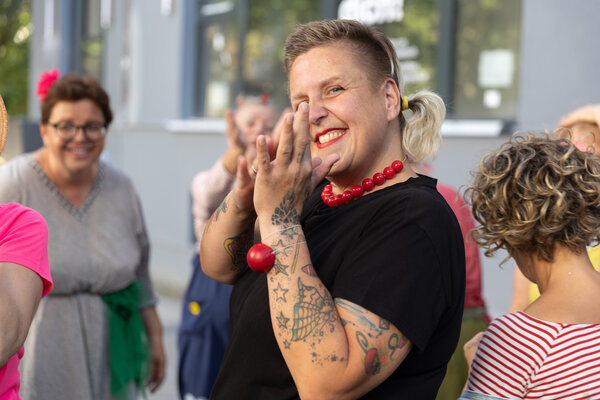Eine als Clown verkleidete Teilnehmerin bei der Veranstaltung "Die Kunst des Clowns* _ Loslassen, auf ins Neue!"