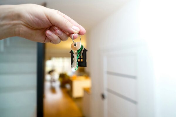 Wohnungsschl�ssel vor einer ge�ffneten Wohnungst�r