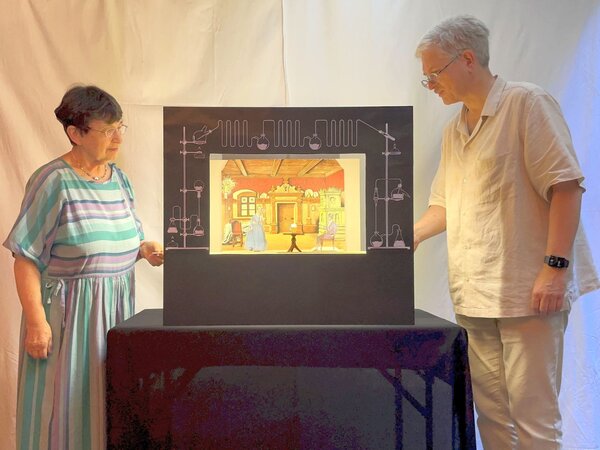 Irmhild Rohleder (links) und Klaus Sch�nhoff vom �Papiertheater r(h)einsten Wassers� f�hren das St�ck �Justus von Liebig - keiner f�r den Elfenbeinturm� im historischen H�rsaal des Liebig-Museums auf.