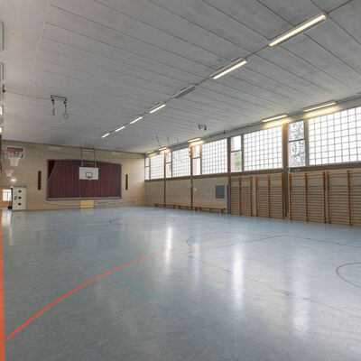 Turnhalle Ludwig-Uhland-Schule diagonal Blick auf B&uuml;hne 2026