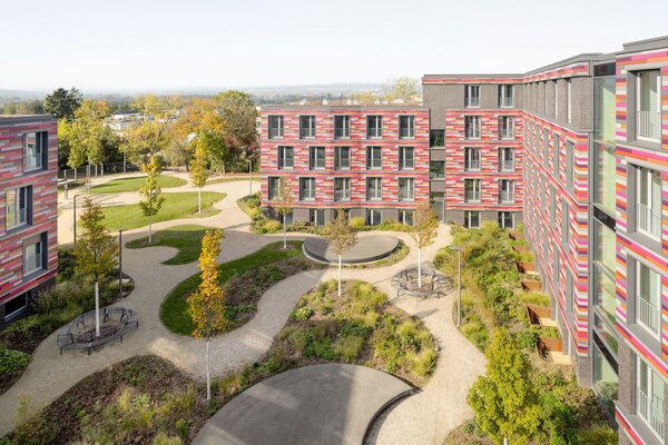 Blick in den Innenhof des Studierendenwohnheims Westside am Tag der Teilinbetriebnahme am 22.10.2026